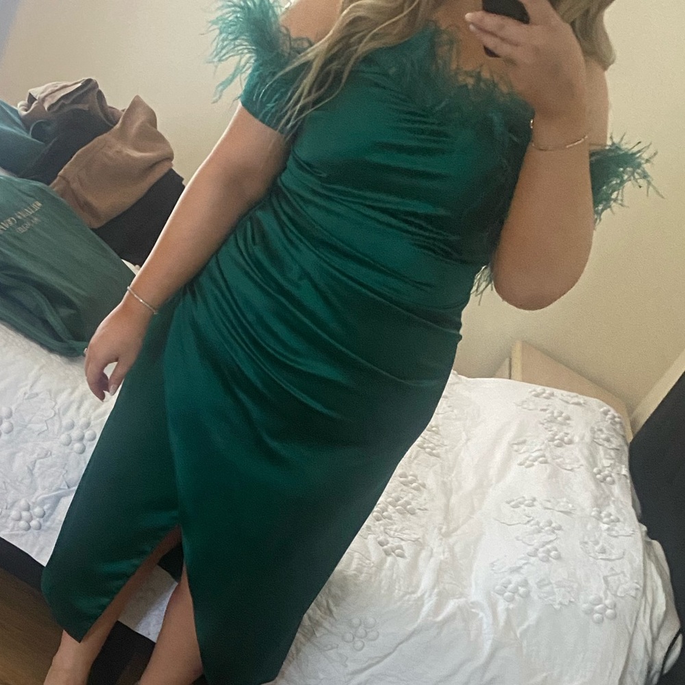 Green off shoulder feathers are detachable in satin